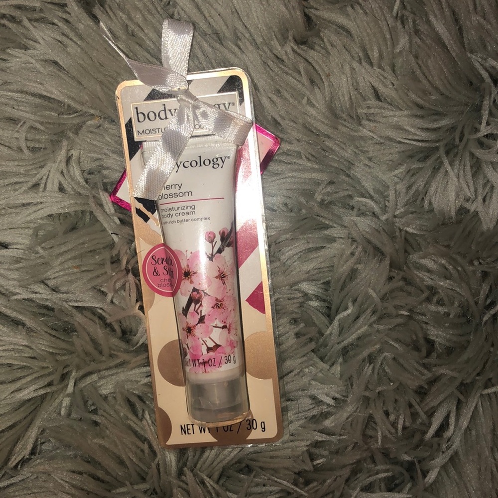 Bodycology moisturizing cream (read description)